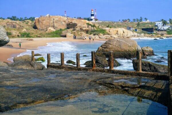 muttom beach shoreline rocks