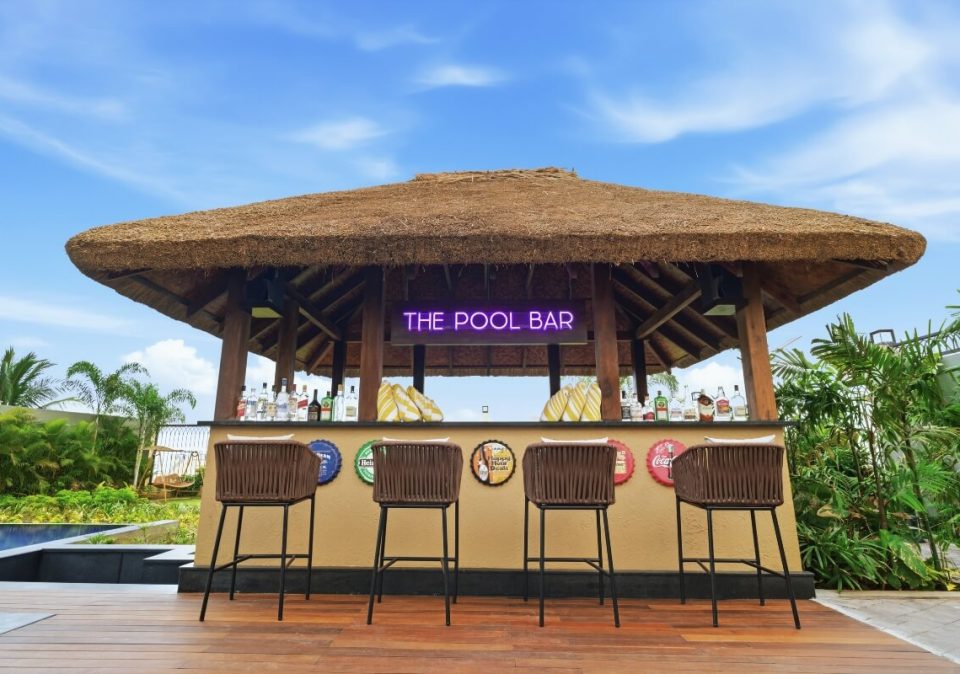 amaari resort swimming pool bar